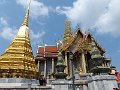 Bangkok Wat Phrae Kaeo P0671 Chedi hexagonal et Pantheon Royal